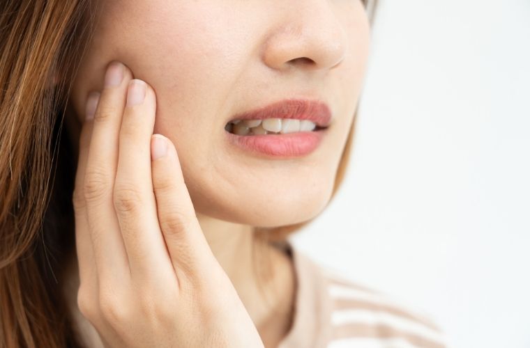 Ağrısız diş kontrolü sırasında detaylı ağız içi muayenesi yapan hekim ve diş taşı temizliği uygulaması.