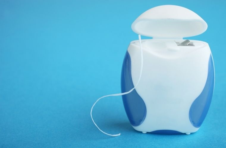 Diş aralarındaki plağı temizleyerek diş eti sağlığını korumak için diş ipi kullanımı.