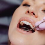 İstanbul Merter diş kliniğinde hastasını güler yüzle karşılayan uzman diş hekimi ve modern muayene odası.